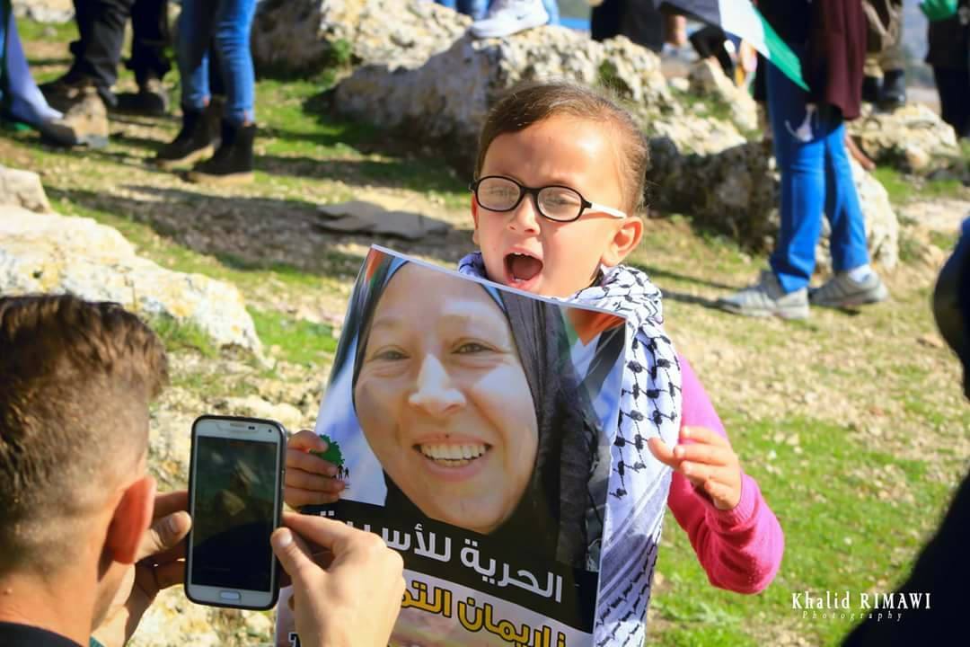 رؤى التميمي، طفلة جديدة تصفع الاحتلال عبر موهبتها في الالقاء والشعر
